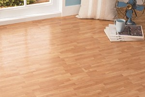 安心地板師傅正在測量並切割整件式塑膠地板準備鋪設