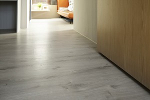 展示不同花色的PVC地板材料，強調耐磨層