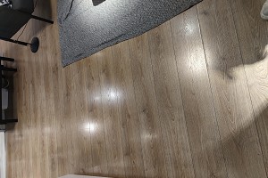 台中北區住家採用淺米色無縫塑膠地板