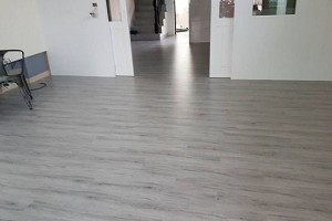 台中太平區商業空間灰色調整件式PVC地板施工成果