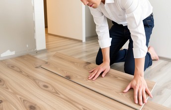 安心地板的專業師傅進行地板收邊處理